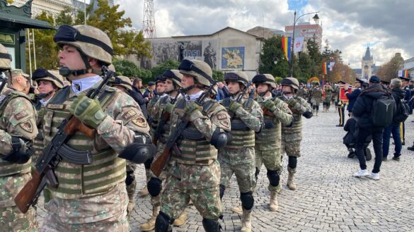 Militari defilând pe pietonalul din Iași, cu Palatul Culturii în capătul perspectivei