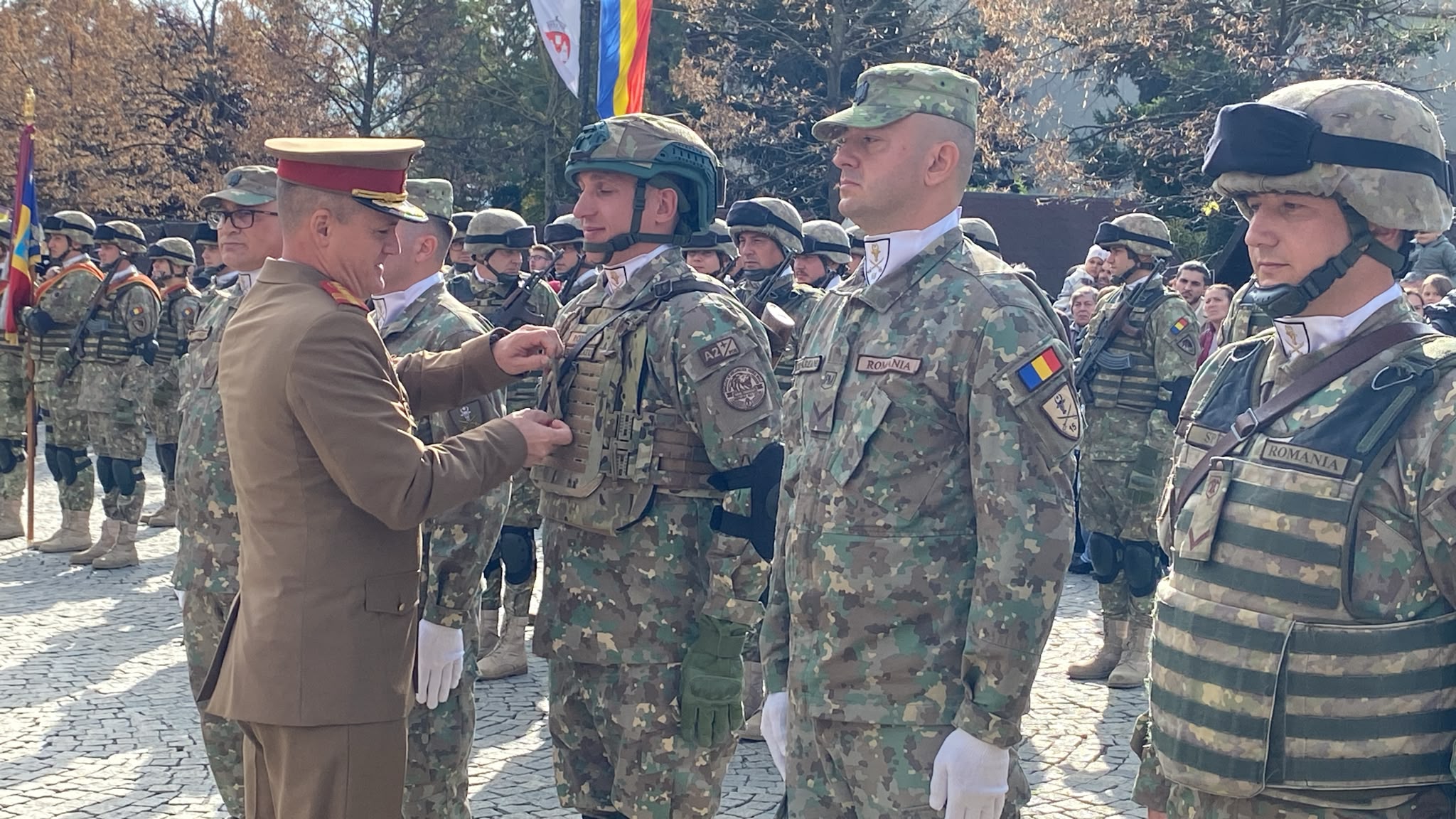 Ofițer superior înmânând o distincție unui militar aliniat în formație, la Iași