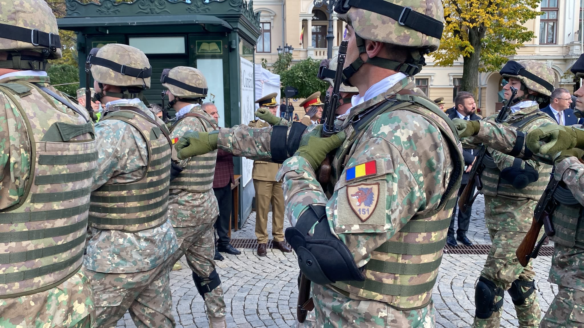Emblema batalionului 151 pe uniforma unui militar prezent la ceremonia din Iași
