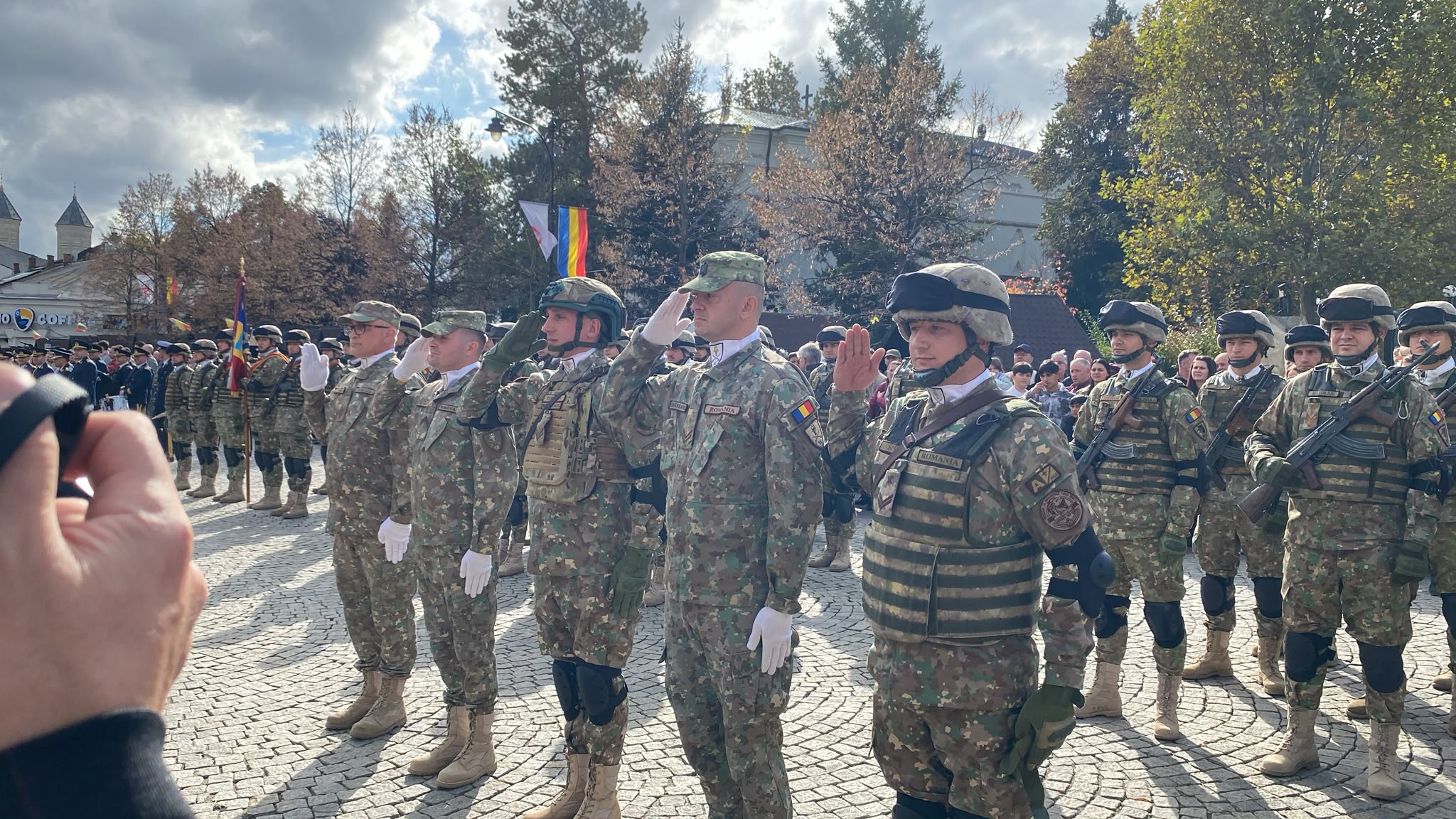 Militari în poziție de onor pe pietonalul din centrul Iașului, de Ziua Armatei