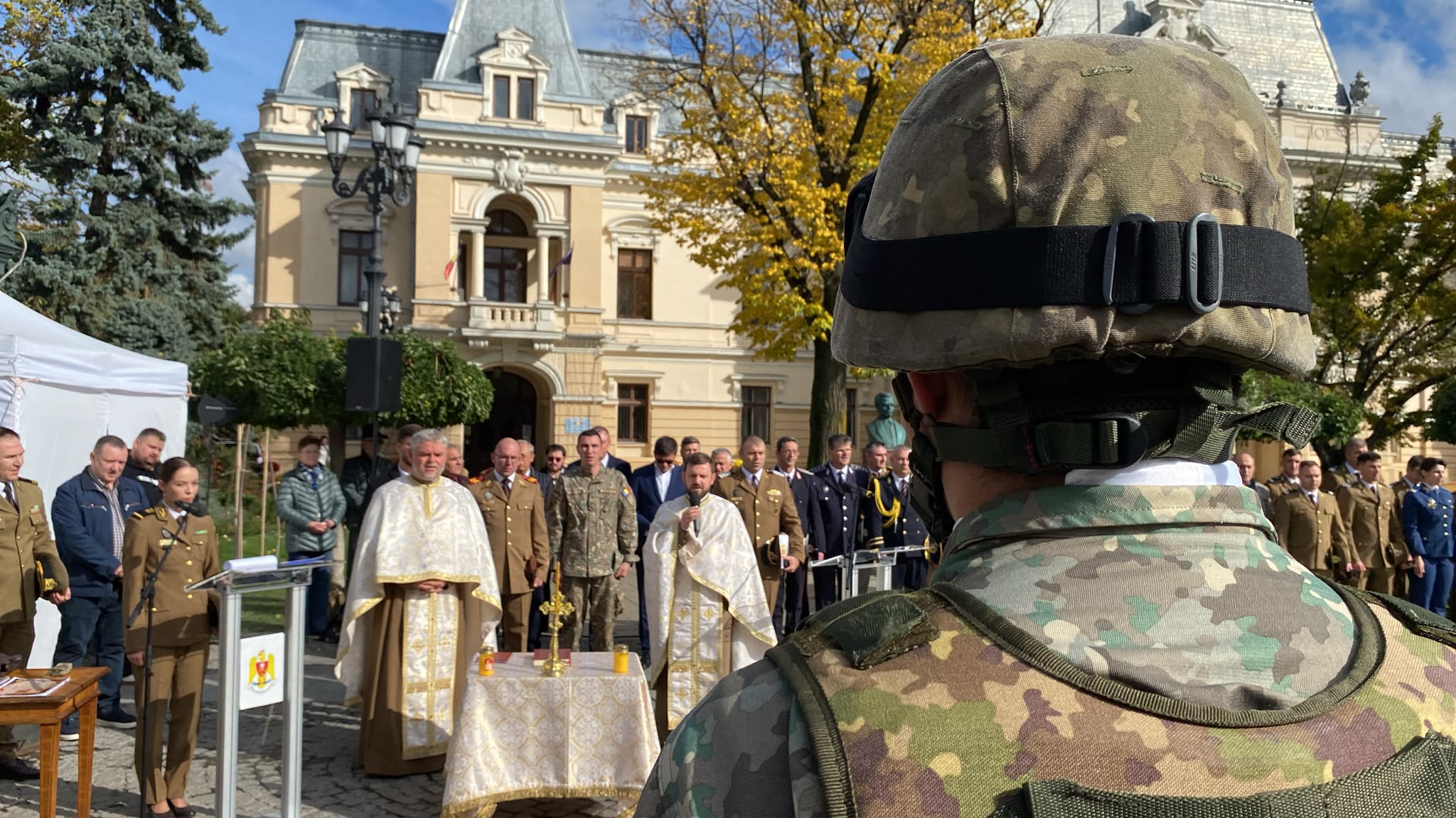 Preoți militari oficiind slujba de pomenire a eroilor în fața Palatului Roznovanu din Iași